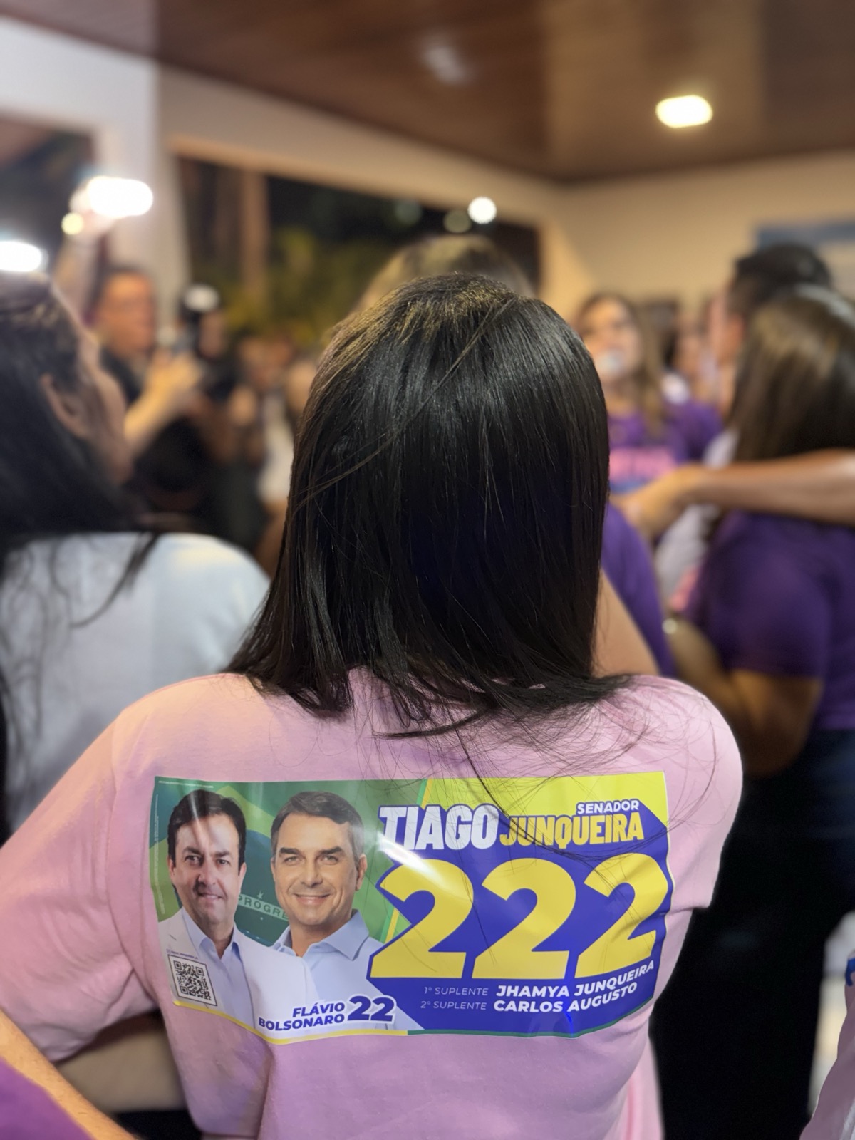 Apoiadora com camisa da campanha 2222