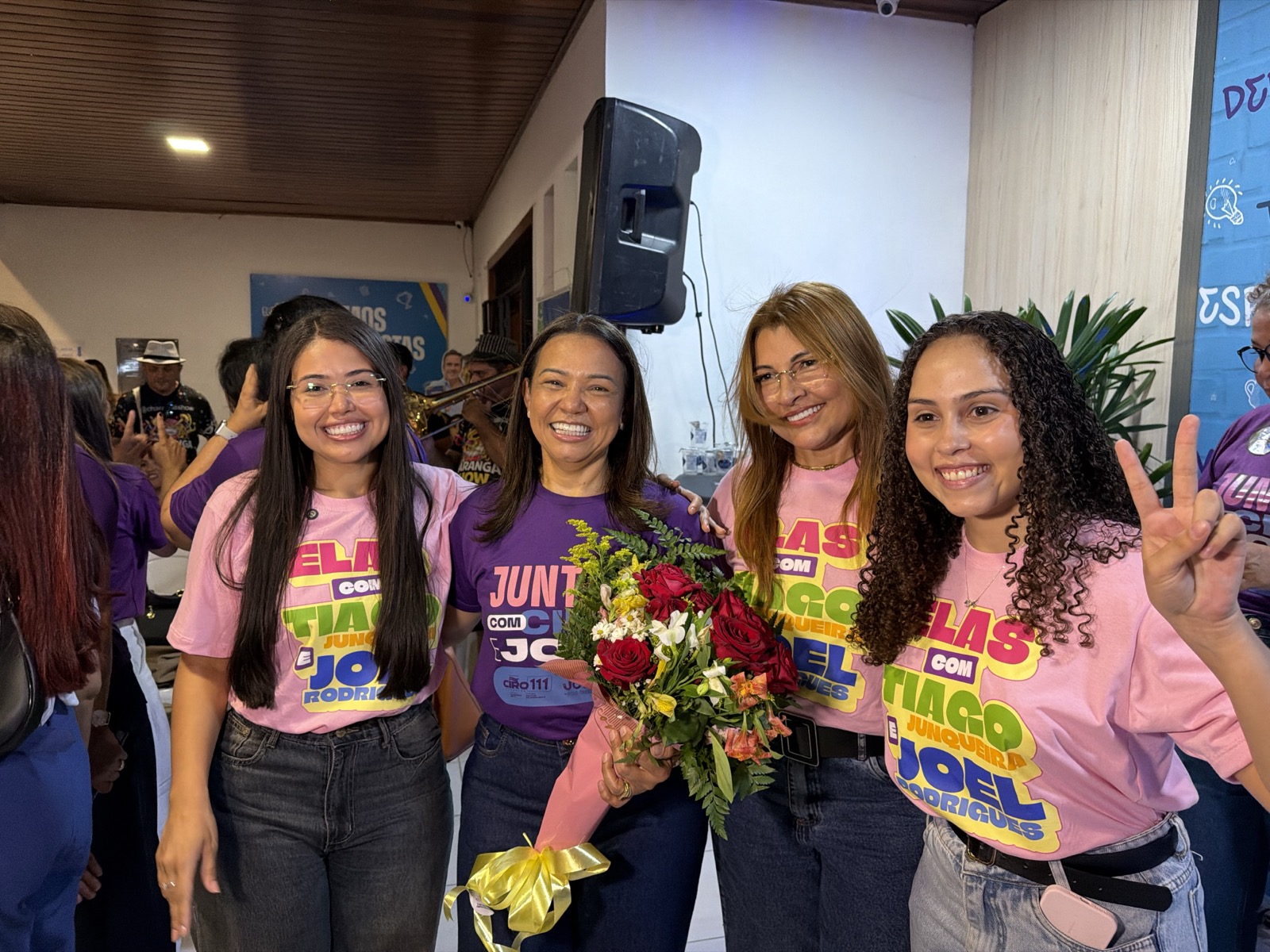 Grande grupo de apoiadoras reunidas