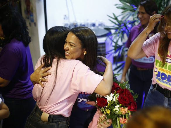 Momento de carinho entre apoiadoras da campanha