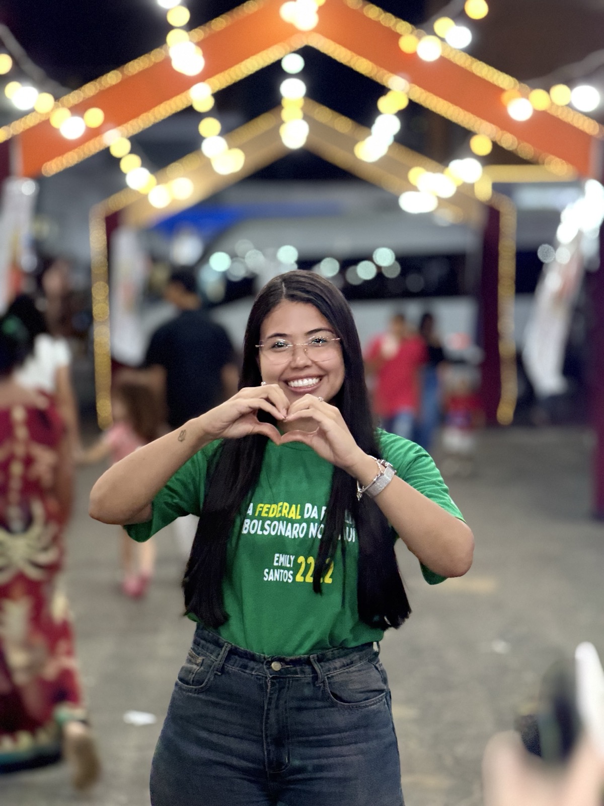Emily Santos em meio ao público de campanha