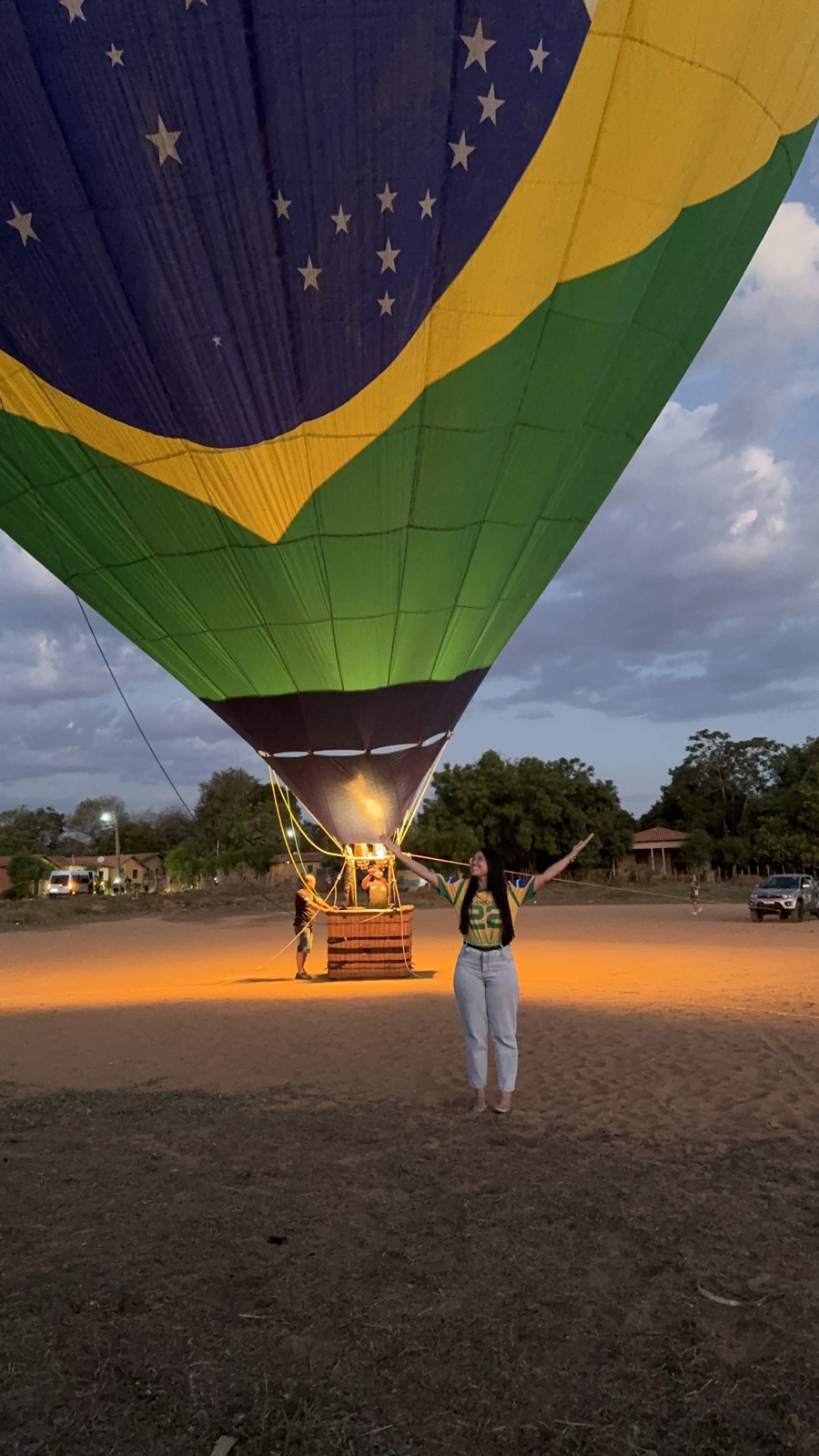 Emily Santos sob o balão do Brasil, campanha 2222